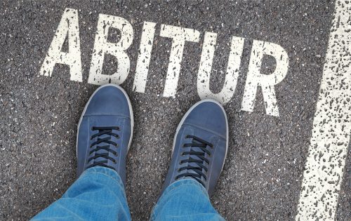 Abitur, Abi, Gymnasium, Hochschule, Start, Schüler, Abiturient, Gymnasiast, loslegen, Schule, Chance, Herausforderung, Wahl, bewerben, starten, Beginn, lerne, Bildung, Anfang, Schuljahr, beginnt, Entscheidung, Person, Mensch, Teenager, Jugendlicher, Erfolg, Bewerbung, Schuhe, Jeans, Turnschuhe, modern, Wort, Schrift, Buchstaben, Text, Weg, Straße, stehen, Startlöcher, Illustration, Grafik, Werbung, Konzept, entscheiden, machen, Unternehmen, Betrieb, Asphalt, Zukunft